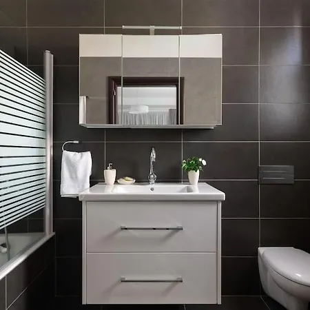Luxurious And Modern House Near Town And 아파트 *