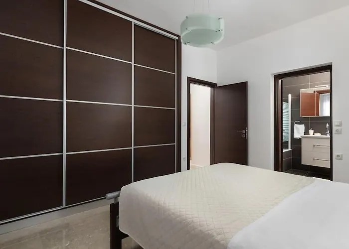 Luxurious And Modern House Near Town And Apartament